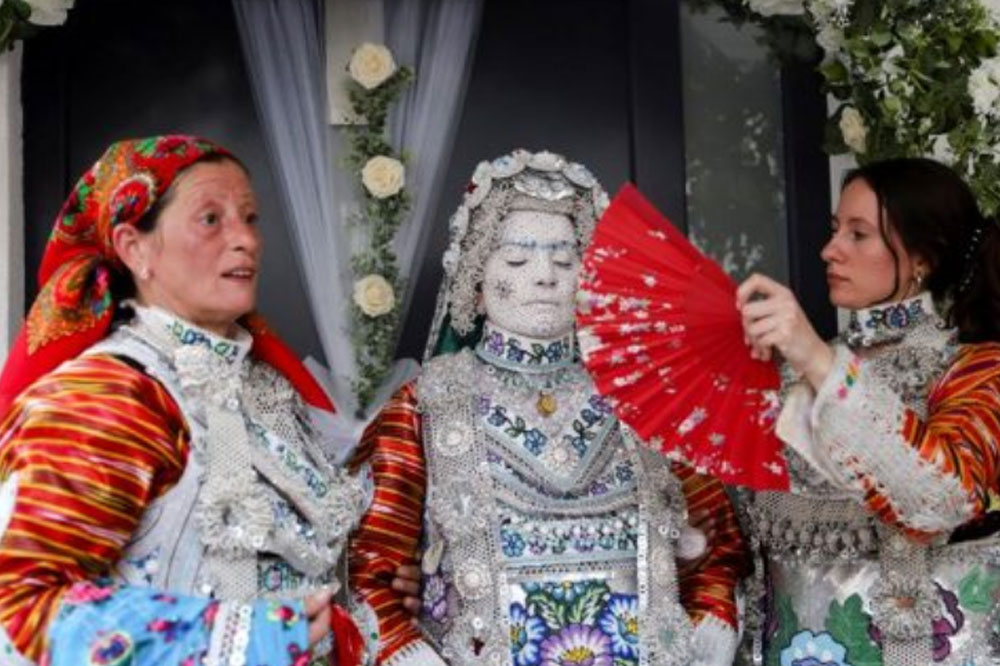 Dasma shqiptare bëhet virale në mediet ndërkombëtare, çfarë kishte të veçantë nusja