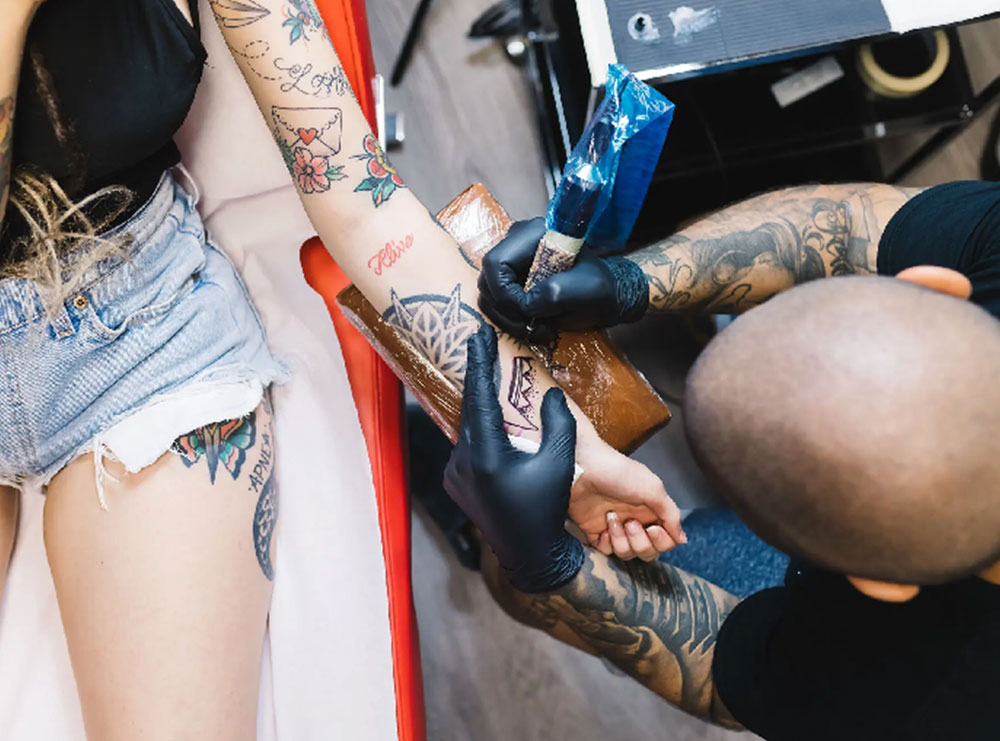 Boja e tatuazheve mund të ketë kimikate që shkaktojnë kancer – studimi SHBA