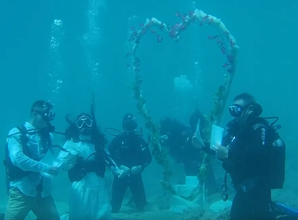VIDEO/ Çifti martohet nën ujë, i thonë “Po” njëri-tjetrit në fund të detit