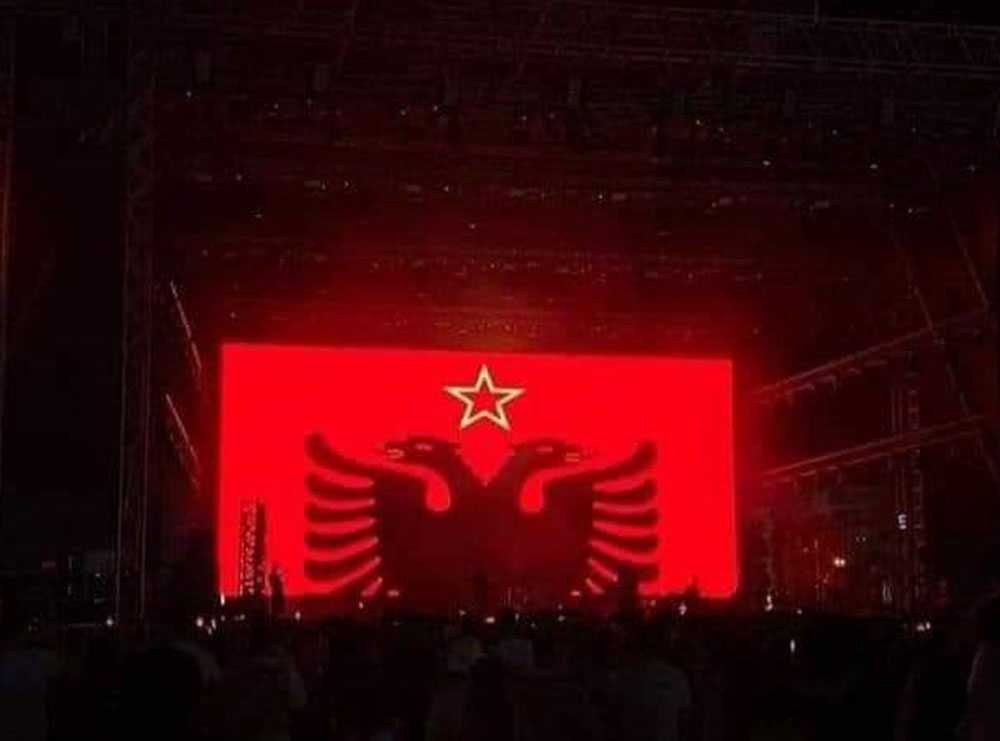 Flamuri shqiptar me yllin komunist shfaqet në festivalin e Dua Lipës në Tiranë