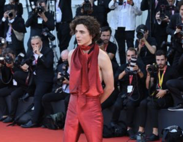 Timothée Chalamet ‘rrëmben vëmendjen’ me look-un e tij në Festivalin e Filmit në Venecia!
