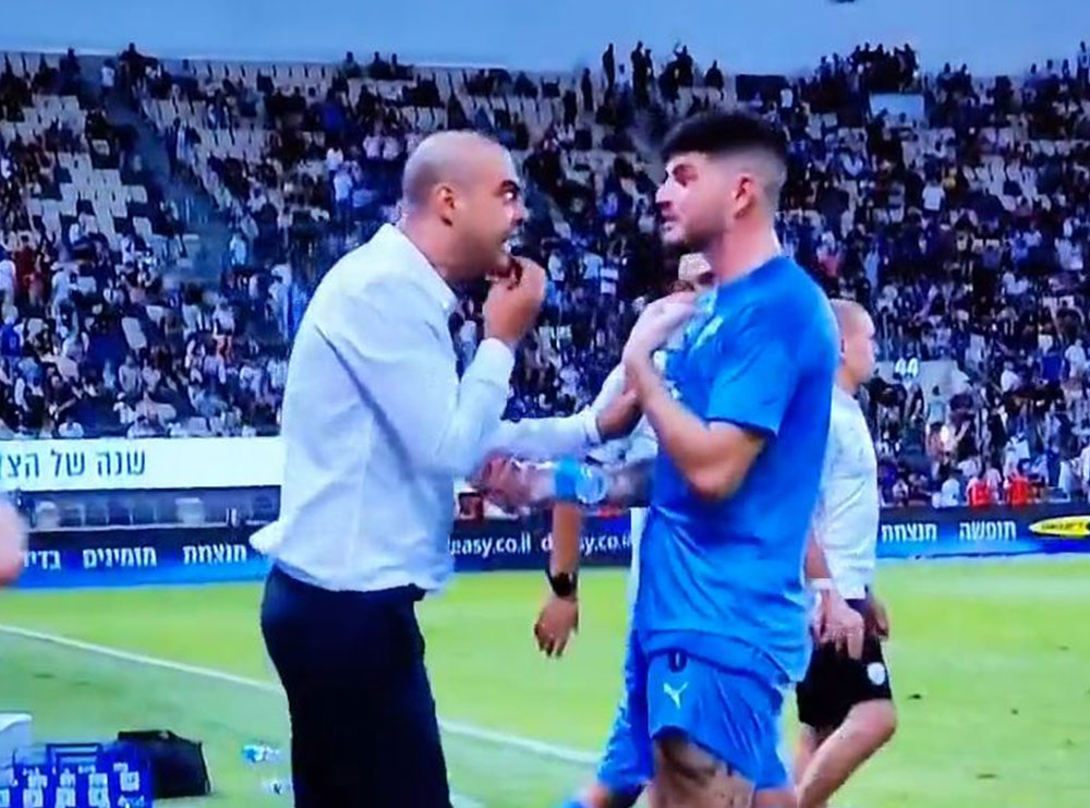 VIDEO/ Plas te Izraeli! Trajneri godet me shuplakë futbollistin e tij dhe…