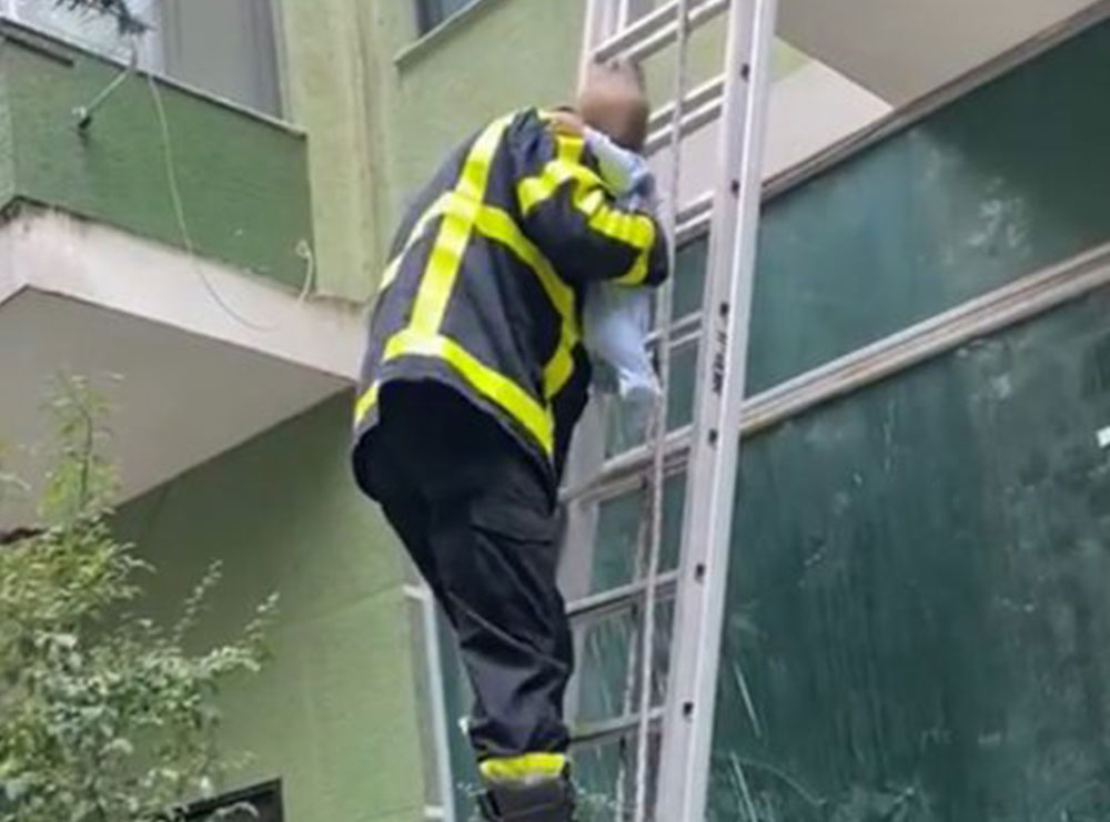 Zjarrfikësi hero i shpëton jetën foshnjes 6 muajshe te Fresku në Tiranë (video)