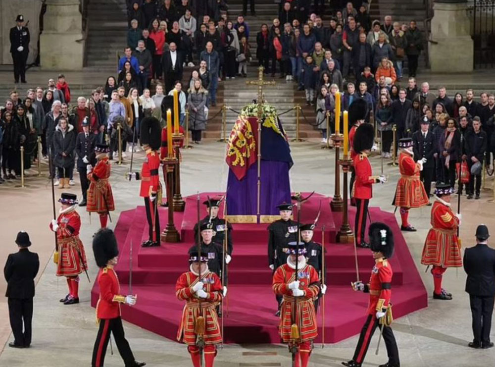 Britania i jep lamtumirën monarkes që sundoi për 70 vjet