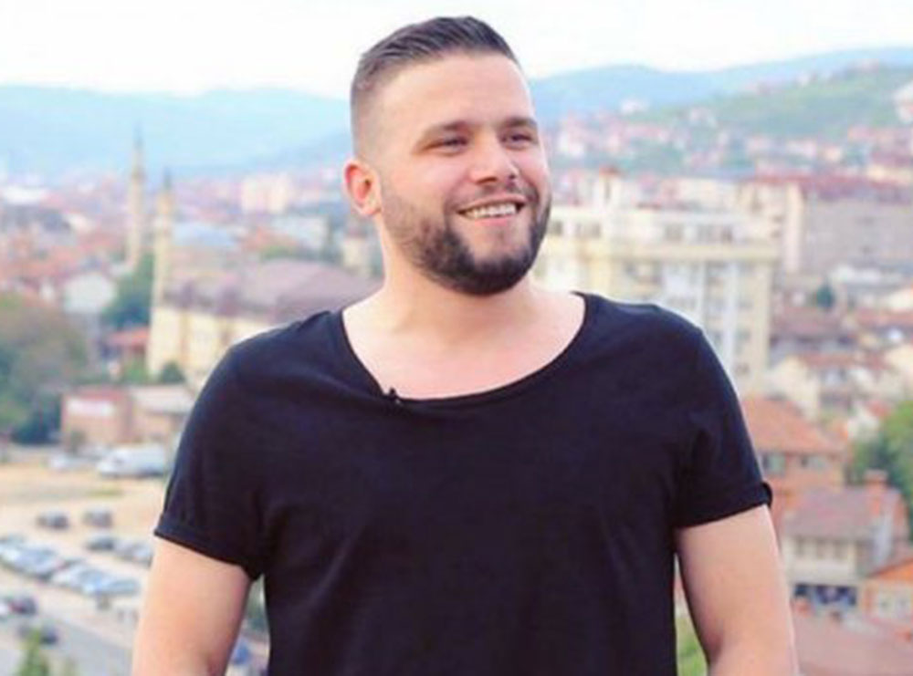 VIDEO: Flori po rikrijon këngën e famshme shqiptare?