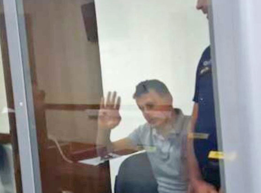 Arsen Muskurti që i mori jetën vëllait dhe kunatës del para trupit gjykues, përshëndet me dorë mediat (video)