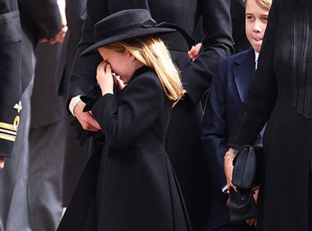 Princeshë Charlotte dhe princ George shpërthejnë në lot në funeralin e mbretëreshës Elisabeth II!