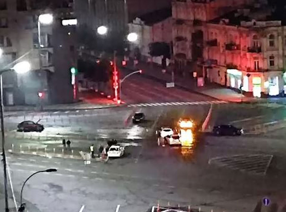 VIDEO/ Makina e dëmtuar dhe një person i shtrirë përtokë, dalin pamjet nga aksidenti ku u plagos lehtë Zelensky