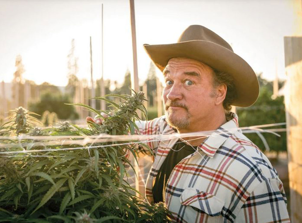Jim Belushi përuron fermën e tij të kanabisit