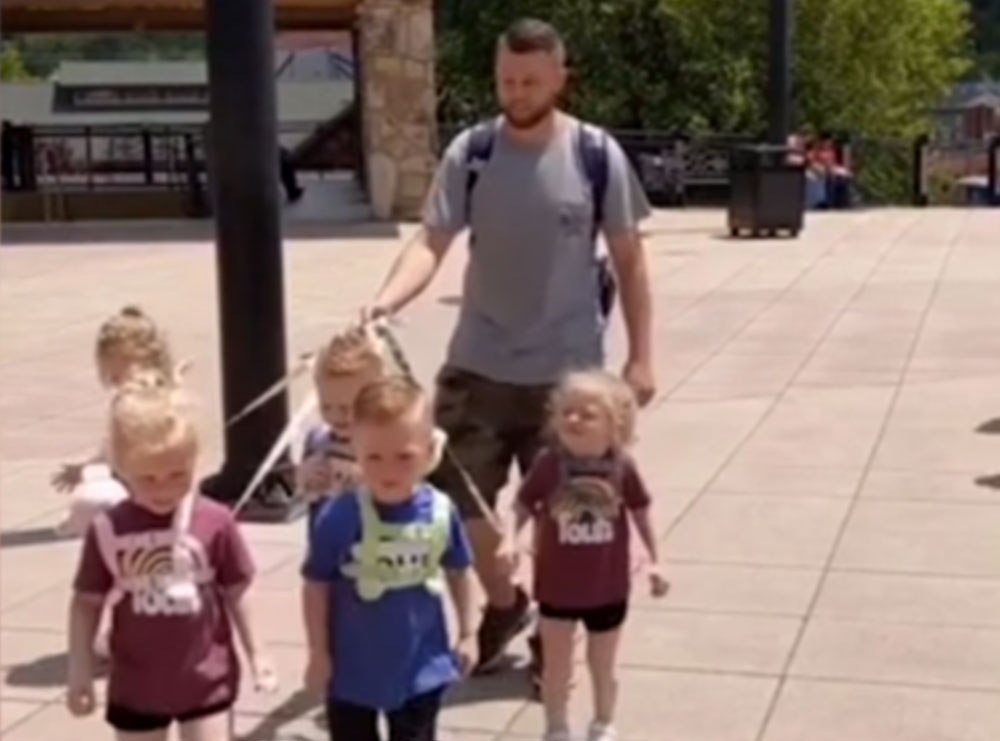 Babai i lidh me litar 5 fëmijët dhe i nxjerr shëtitje, kritikohet ashpër: Janë fëmijë, jo qen