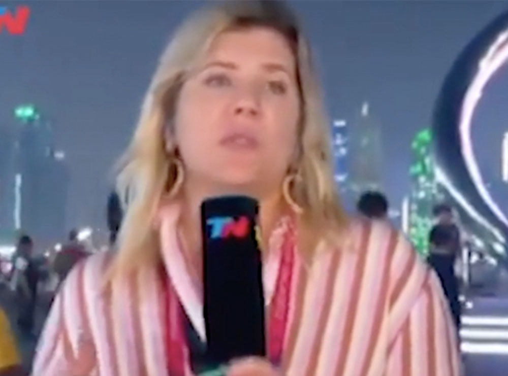 Gazetarja plaçkitet gjatë transmetimit live në Katar