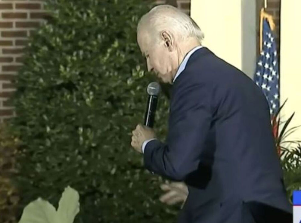 E bën sërish! Joe Biden pengohet në mes të skenës: Shkela diçka… (VIDEO)