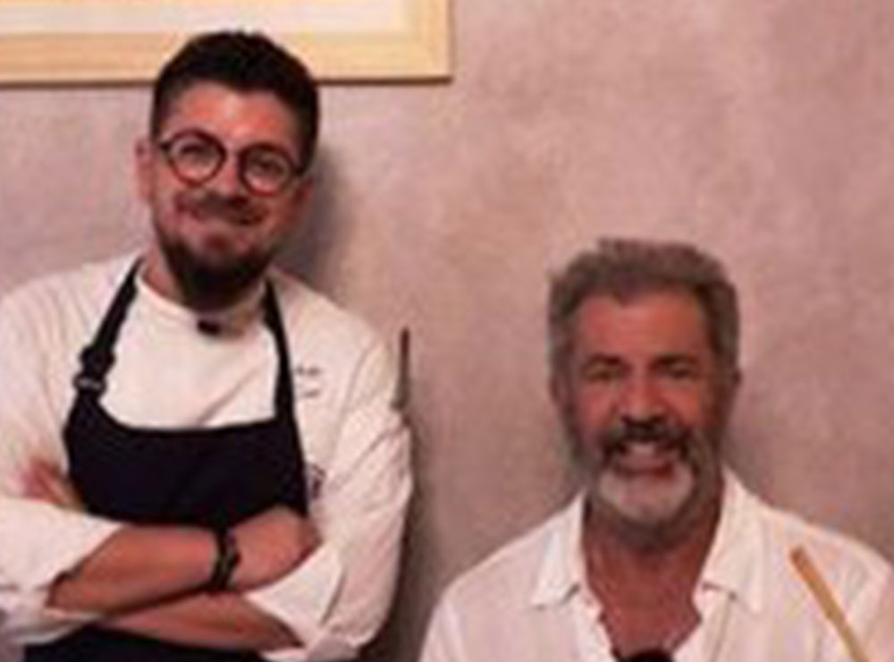 Kuzhinieri shqiptar që gatoi për Mel Gibson: Hante me duar dhe jo pirunj, la 800 dollarë bakshish