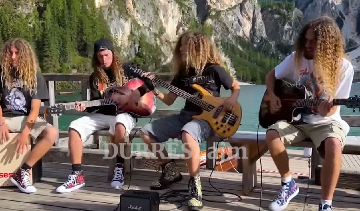 Katër fantastikët, djemtë e veçantë që i gjen duke kënduar në rrugët e Durrësit (video)