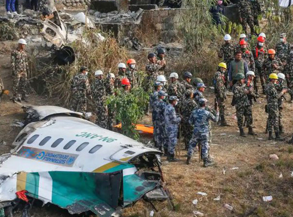 Rrëzimi i avionit në Nepal: Pilotja ishte e martuar me pilotin që vdiq në aksidentin e vitit 2006