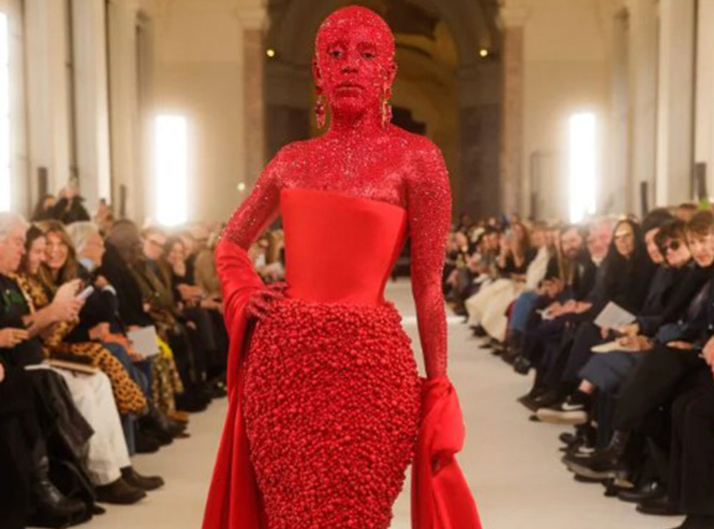 Tridhjetë mijë kristale të kuq në fytyrë dhe trup: Doja Cat ndez shfaqjen e modës në Paris