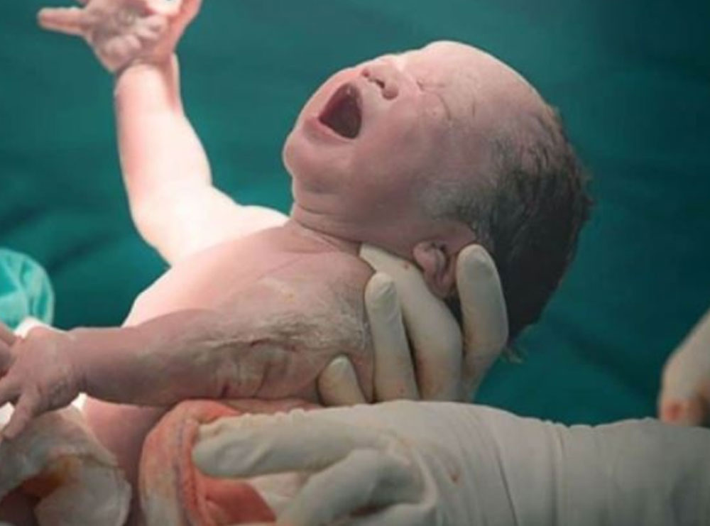 VIDEO/ Momenti epik, reagimi i bebit pas lindjes lë nënën “pa fjalë”