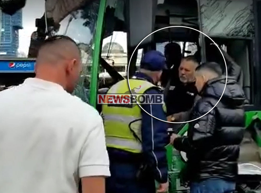 I shokuar nga aksidenti me disa makina, shoferi i “Unazës” nuk del nga autobusi (VIDEO)