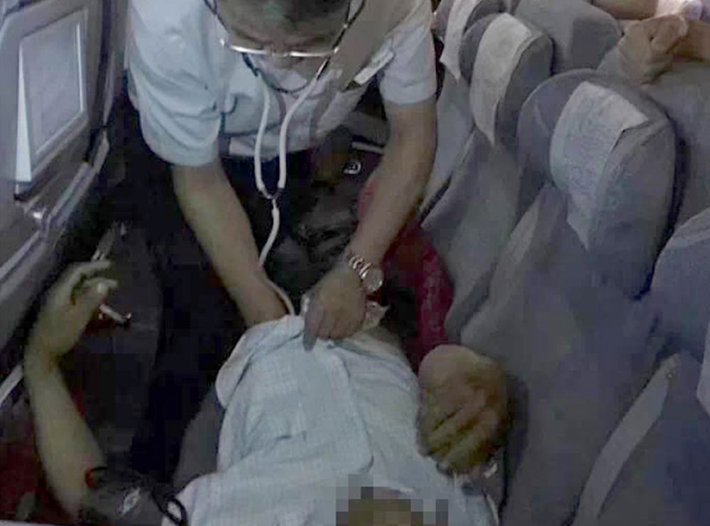 Çfarë fati! Burri pëson arrest kardiak në avion, në bord kishte 56 kardiologë