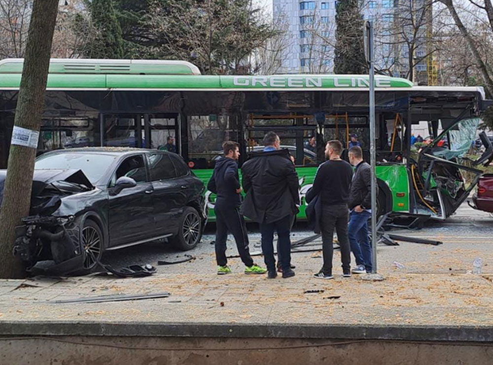 Video/ Disa makina ‘copë’ nga përplasja, njerëz të frikësuar. Pamje nga aksidenti në Tiranë