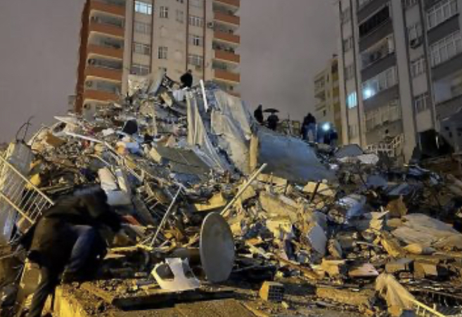 Mbi 900 të vdekur nga tërmeti, Turqia shpall gjendjen e jashtëzakonshme