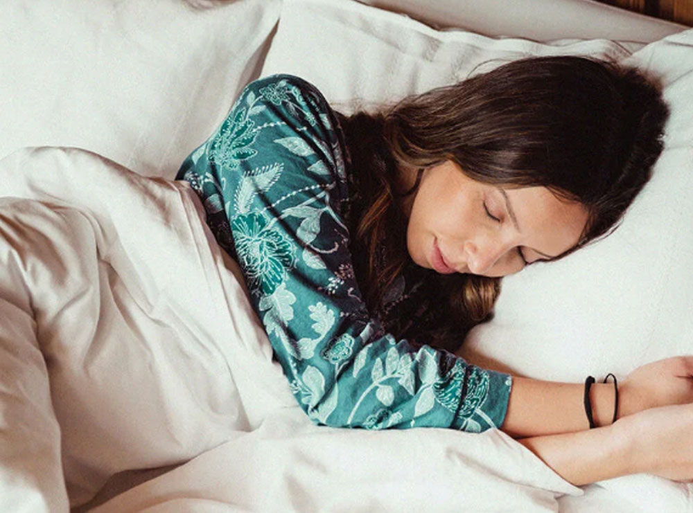 Pozicionet e fjetjes ndikojnë te rrudhat dhe lëkura!