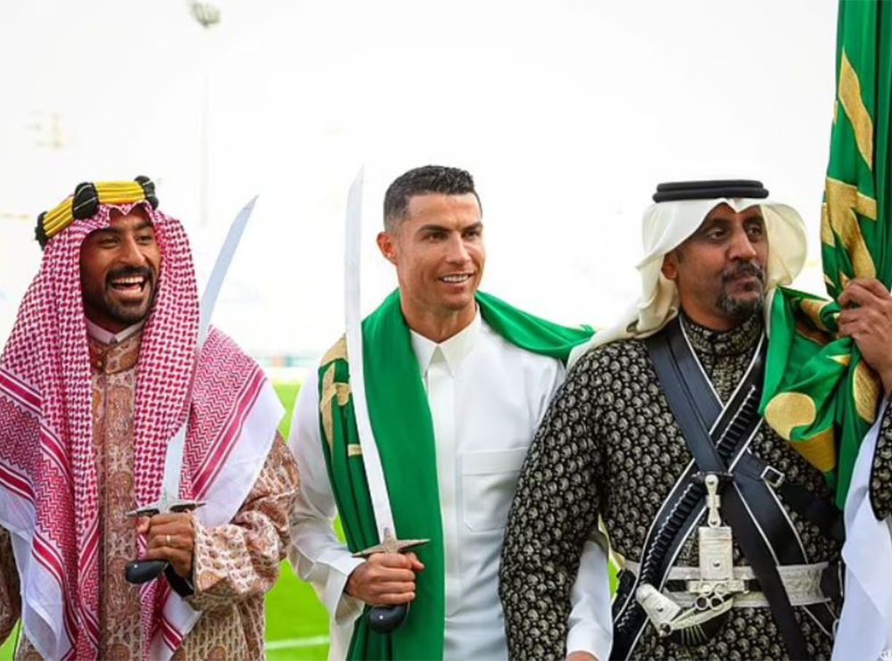 Ronaldo, me shpatë dhe veshje arabe