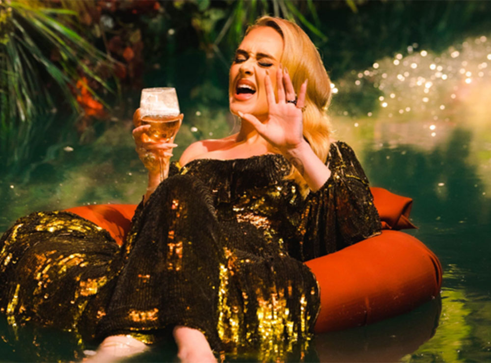 Adele: Pija 4 shishe verë në mëngjes para se të lija alkoolin!