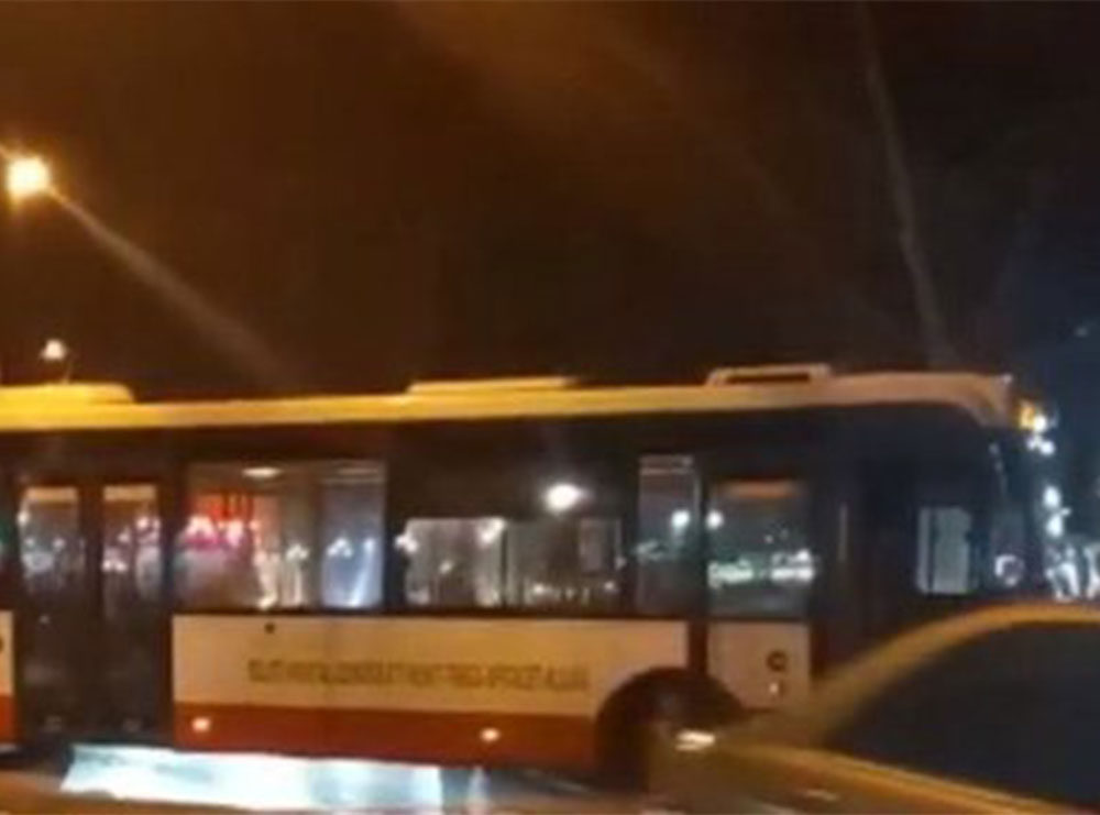 Sërish aksident në Tiranë, urbani përplaset me dy makina