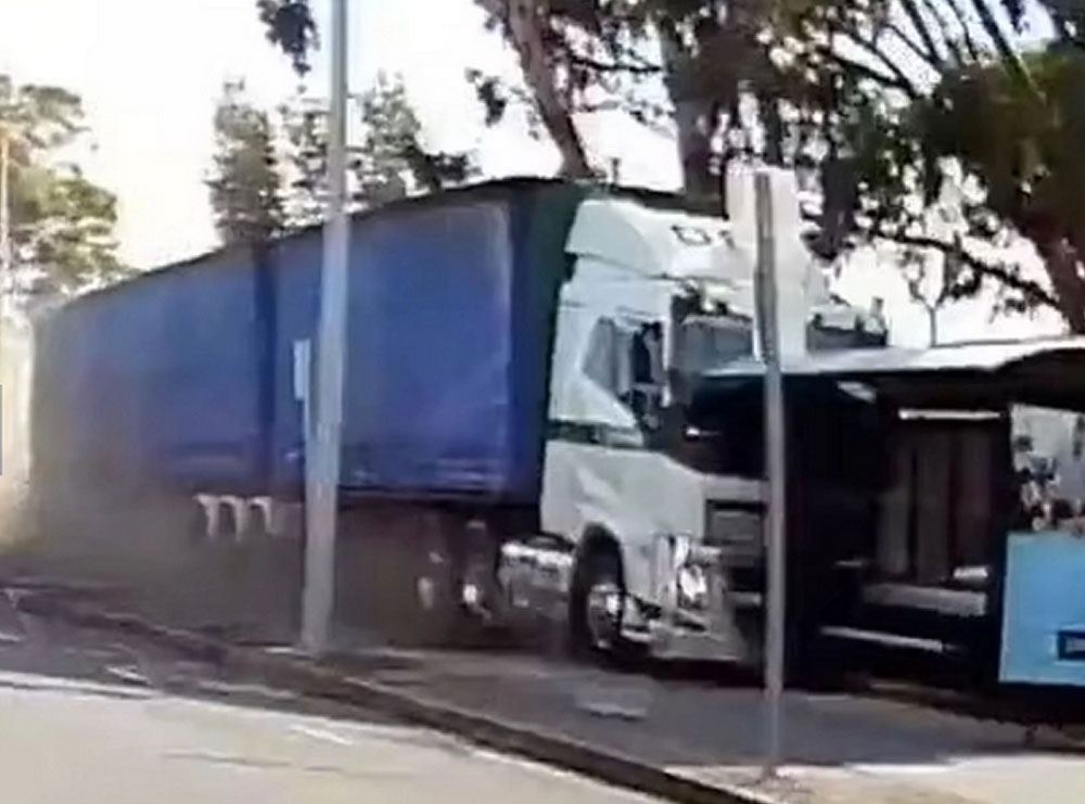 Tmerr nga Australia/ Shoferi i kamionit humb ndjenjat në timon, shkatërron çdo që gjen përpara në qytezën rezidenciale (video-foto)