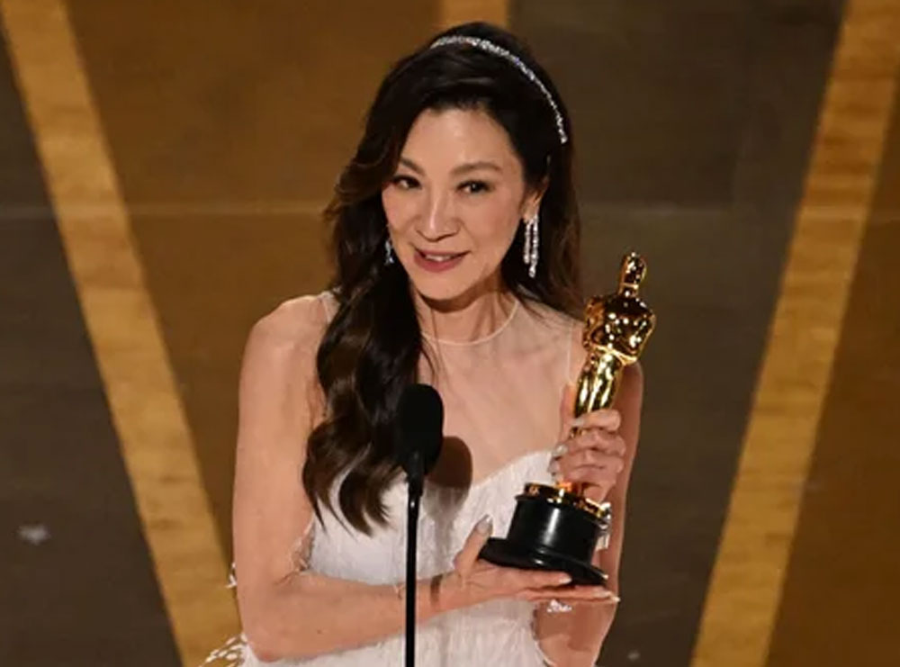 ‘Mos u dorëzoni kurrë, ëndrrat bëhen realitet’/ Michelle Yeoh shkruan historinë si gruaja e parë aziatike që fitoi ‘Oscar’ për aktoren më të mirë