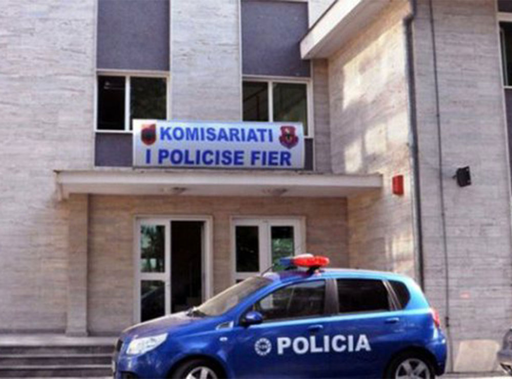 Goditi operatorin dhe i theu telefonin gazetares së emisionit “Stop”, arrestohet 50-vjeçari në Fier