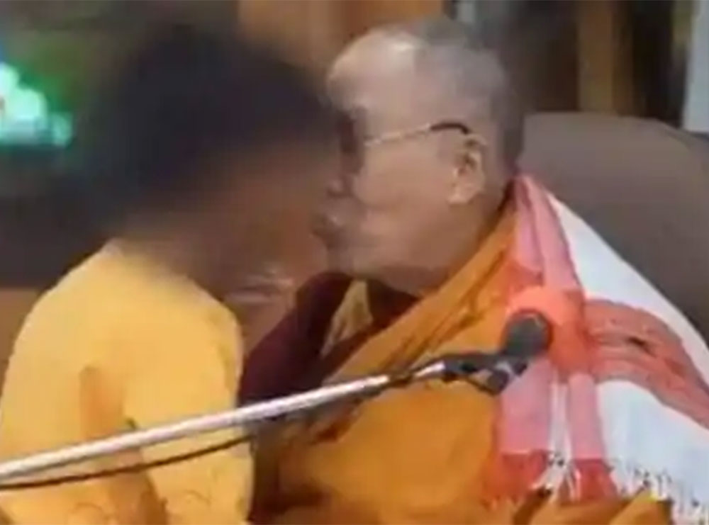 Puthi fëmijën në buzë, Dalai Lama kërkon falje!