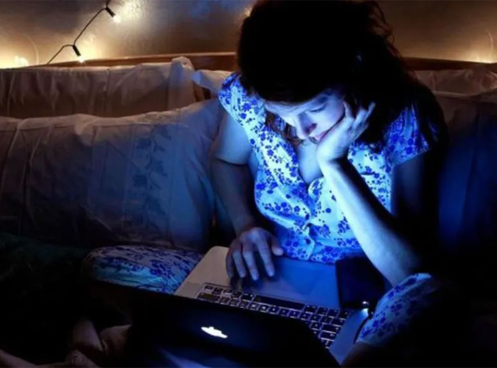 Drita e telefonit dhe laptopit shkakton plakje të përshpejtuar