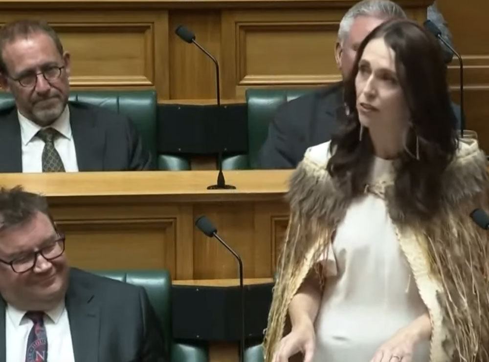 Me lot në sy, Jacinda Ardern mban fjalimin e lamtumirës në parlament