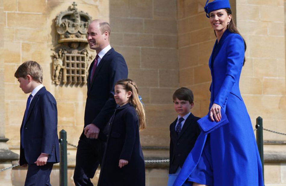 Kate Middleton mahnit me fustanin blu në Pashkën e parë pas vdekjes së Mbretëreshës!