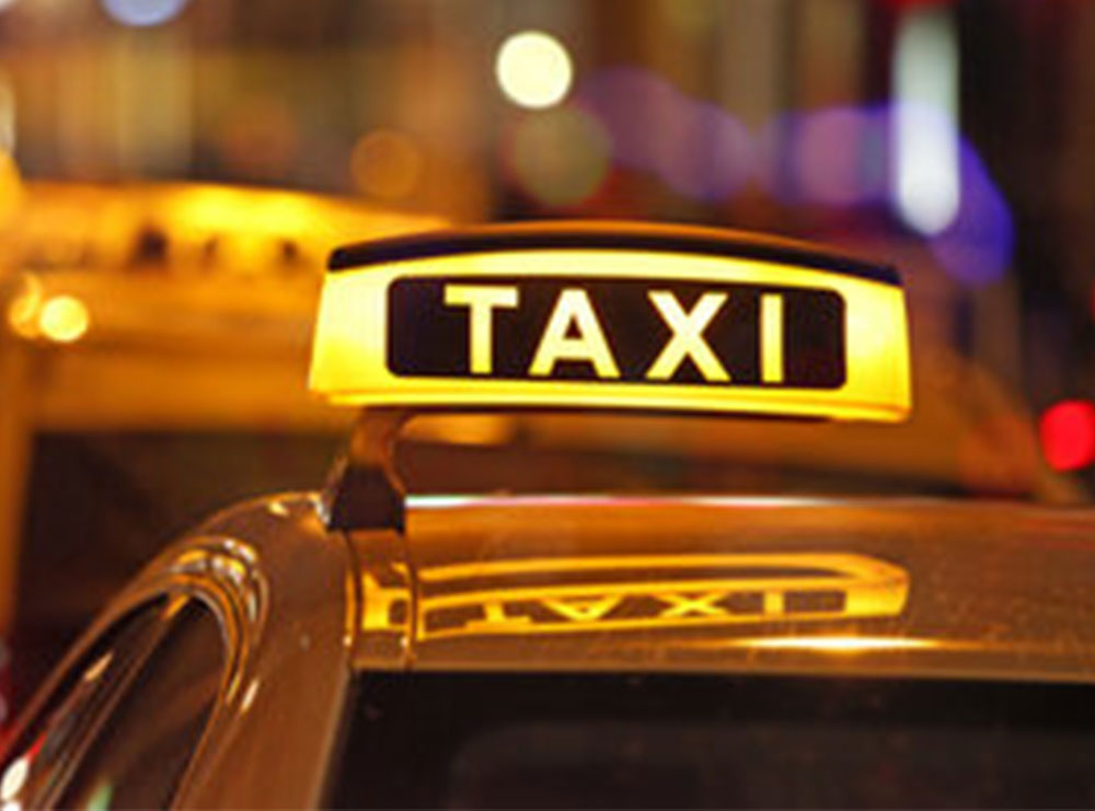 Gruaja merr taksi në Kosovë, taksisti e çon diku dhe e përdhunon