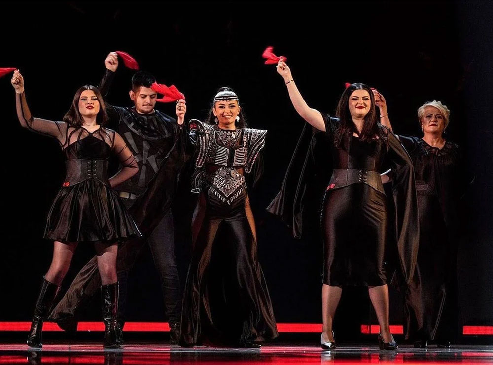 Shqipëria kualifikohet e para në “Eurovision 2023”! Albina dhe Familja Kelmendi ndezën skenën me ​“Duje”
