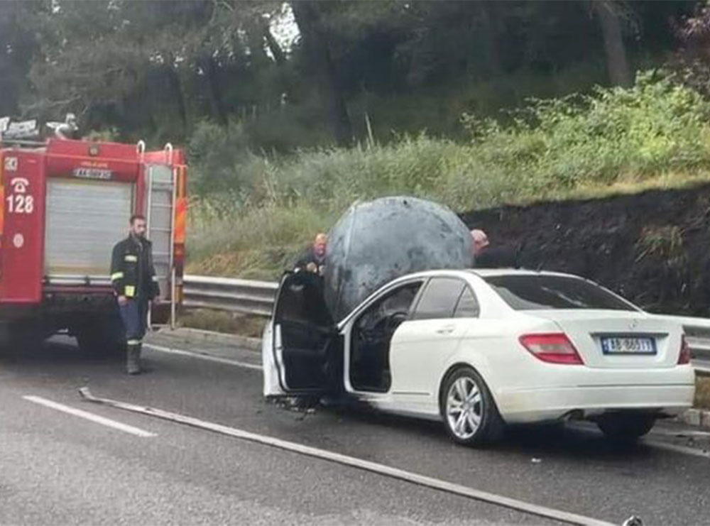 Momente tmerri për shoferin, ishte duke udhëtuar në autostradë, “Benz”-i shpërthen në flakë