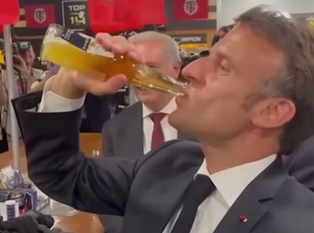 Mes duartrokitjeve e brohoritjeve të lojtarëve Macron kthen shishen e birrës me fund, video bën xhiron e rrjetit