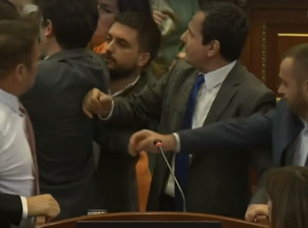 PËRLESHJE e dhunshme në Kuvendin e Kosovës/ Deputetët i “sulen” Kurtit, goditet ministri (VIDEO)