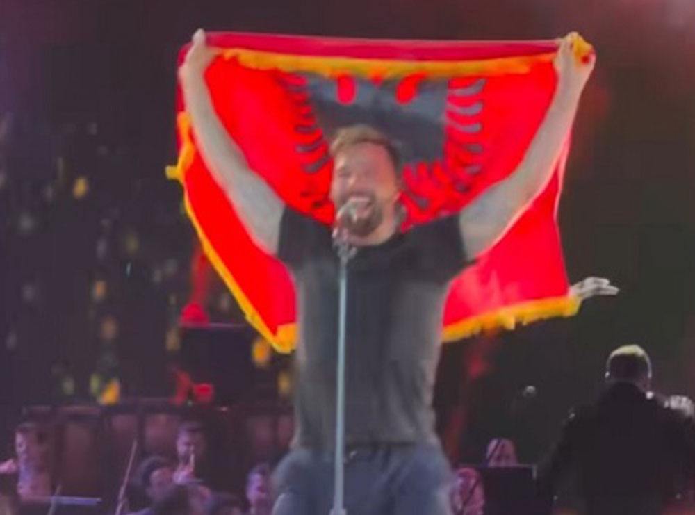 Ricky Martin vishet me flamurin kuqezi: Ju dua Tirana (Video)