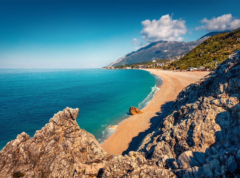 Revista italiane: Miti i rremë i pushimeve me kosto të ulët në Shqipëri