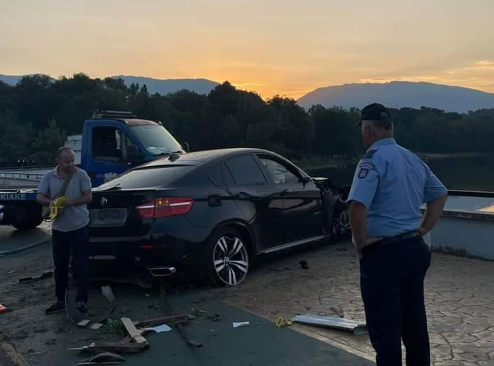VIDEO/ Aksident te Diga e Liqenit, “BMW X6” futet në zonën e këmbësorëve, përplaset me bordurat. Shoferi arratiset, por identifikohet nga policia