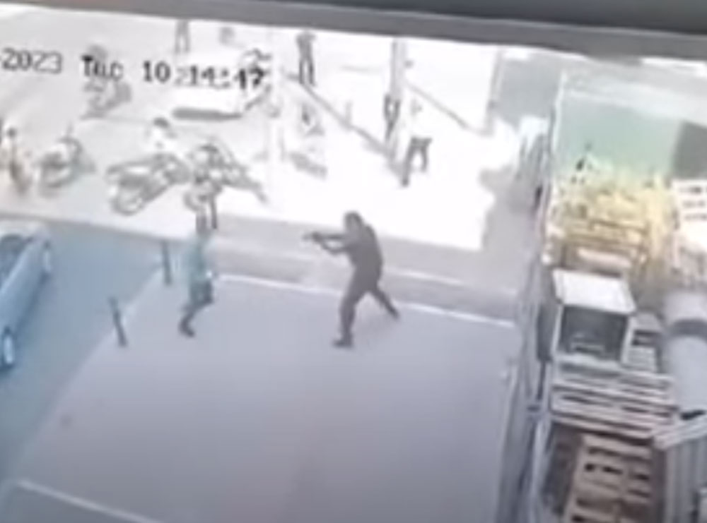 Pamje si në filma/ Ky është momenti kur policia greke qëllon me armë shqiptarin që grabiti bankën