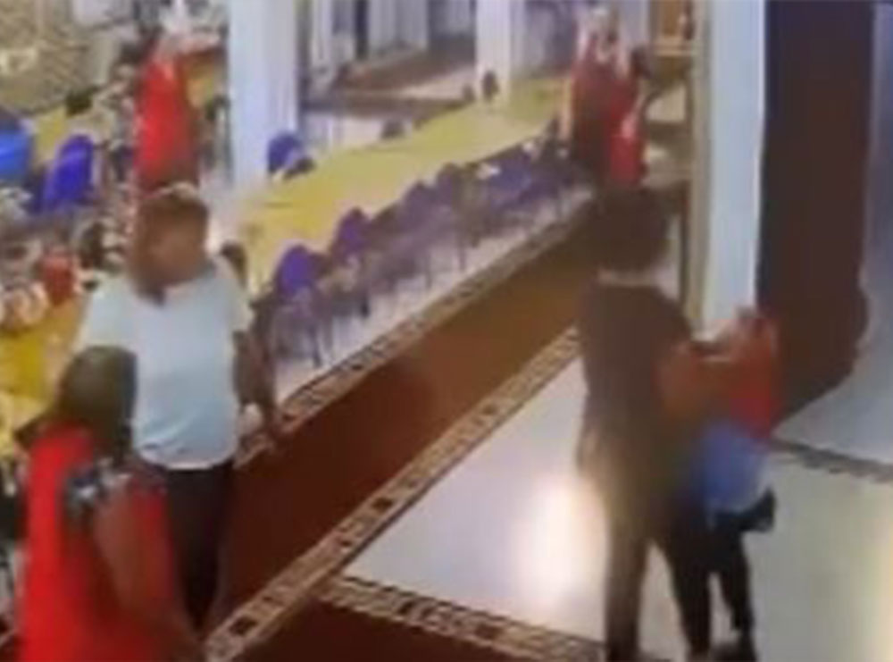 Pamjet shokuese/ 3-vjeçari dhunohet nga edukatoret në çerdhe, e tërheq zvarrë nëpër korridor dhe pasi e mbyll në dhomën pa kamera…