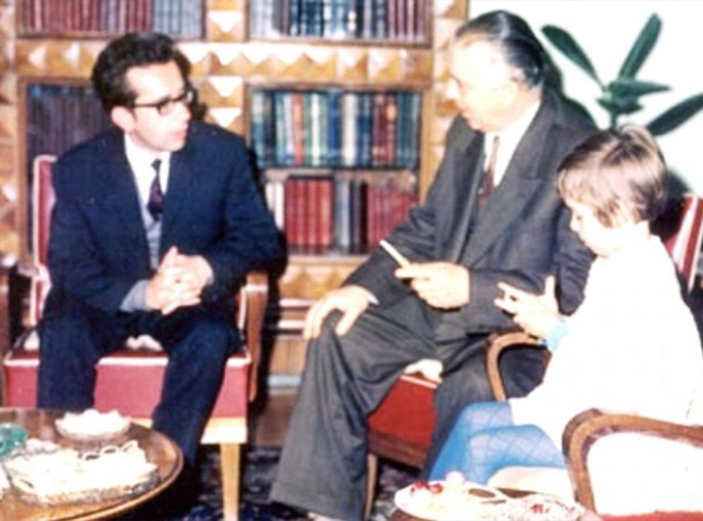 Kush e donte eliminimin e Ismail Kadaresë dhe pse e mbrojti Enver Hoxha! Oferta e ish-diktatorit që e vuri shkrimtarin në tehun e thikës