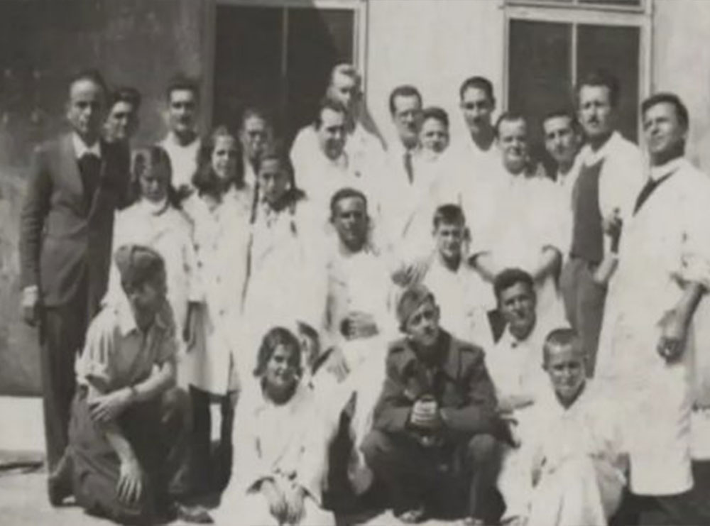 Historia e panjohur e Spiro Priftit, mjekut brilant që themeloi “Spitalin Ushtarak” që vdiq duke eksperimentuar kurën e diabetit në trupin e tij