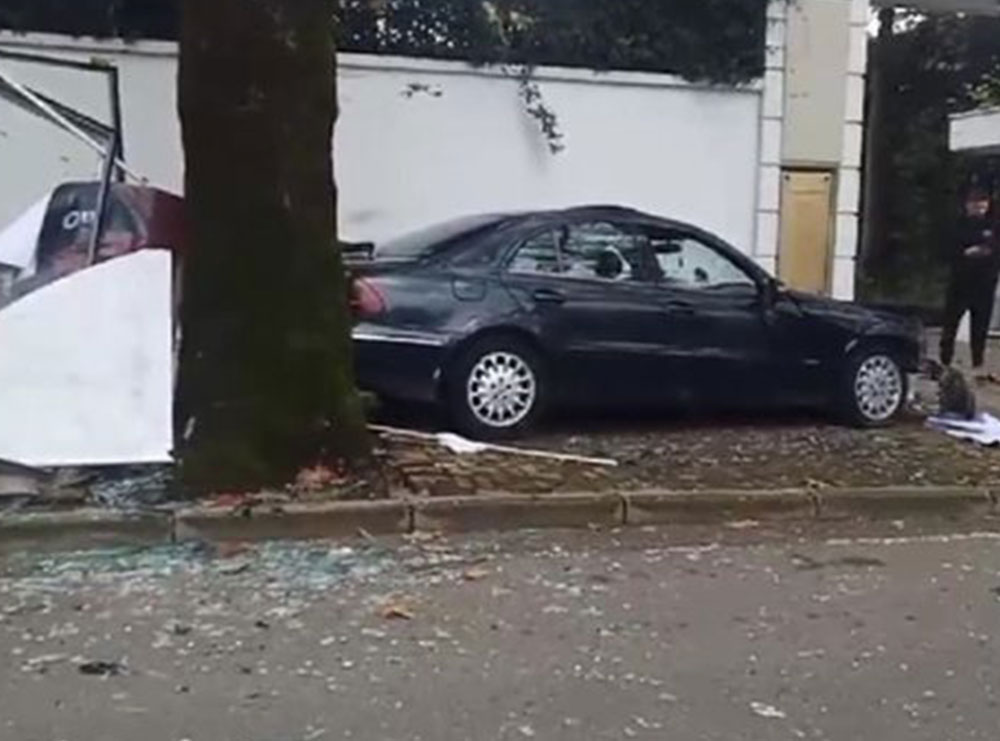 Pamje të rënda/ Si ndodhi aksidenti me dy të plagosur para Kryeministrisë (VIDEO)