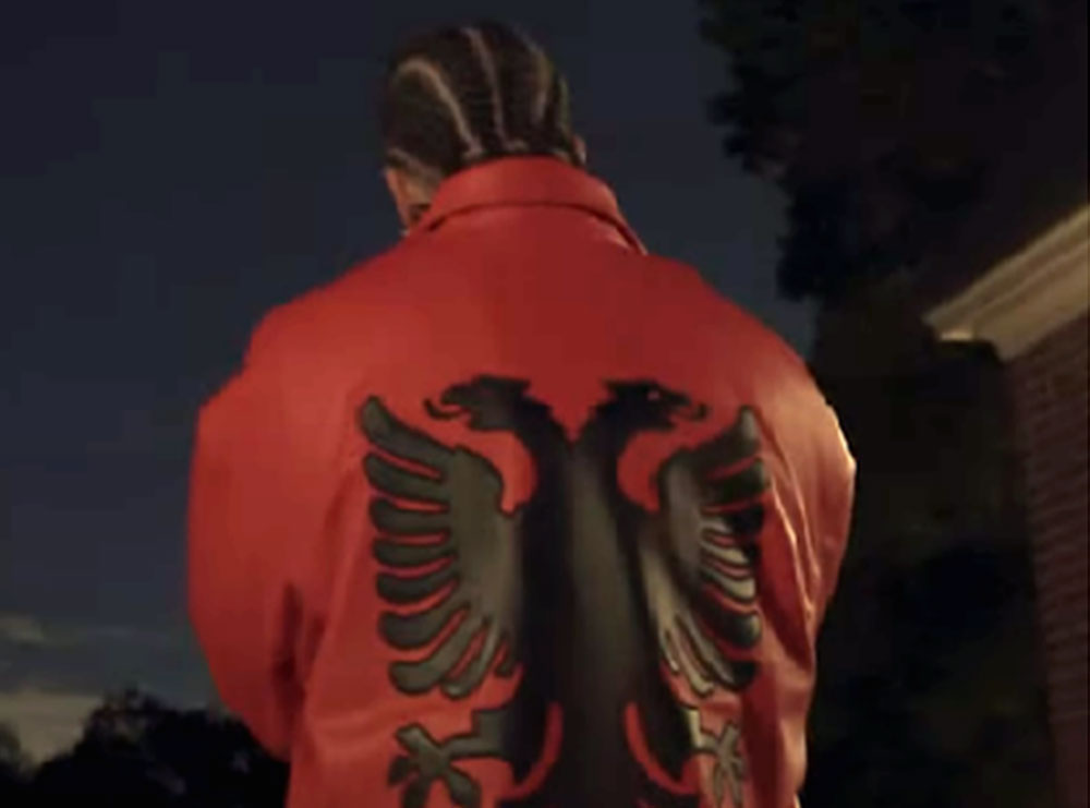 Drake vishet me flamurin shqiptar për këngën e re